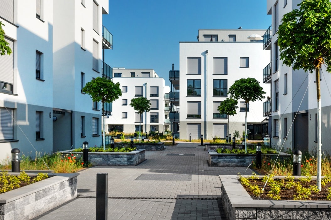 Moderne Appartementgebäude mit Begrünung im Sommer