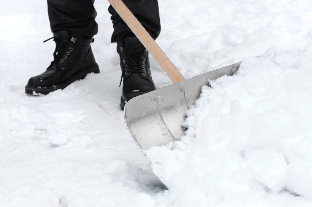 Schnee schippen im Winter