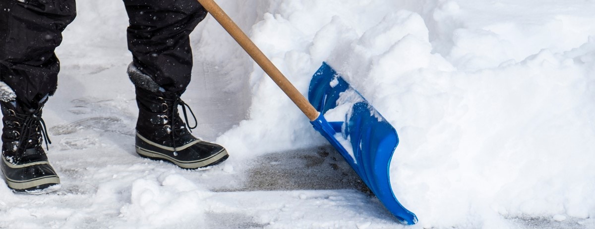 Mann beseitigt Schnee von der Straße