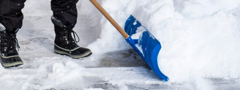 Mann beseitigt Schnee von der Einfahrt